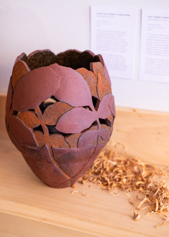 Moyen Vase Sculpté et Ajouré Rouge