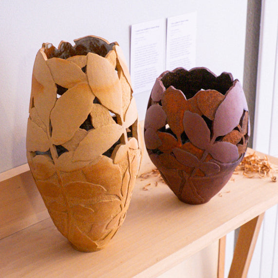 Moyen Vase sculpté et Ajouré rouge