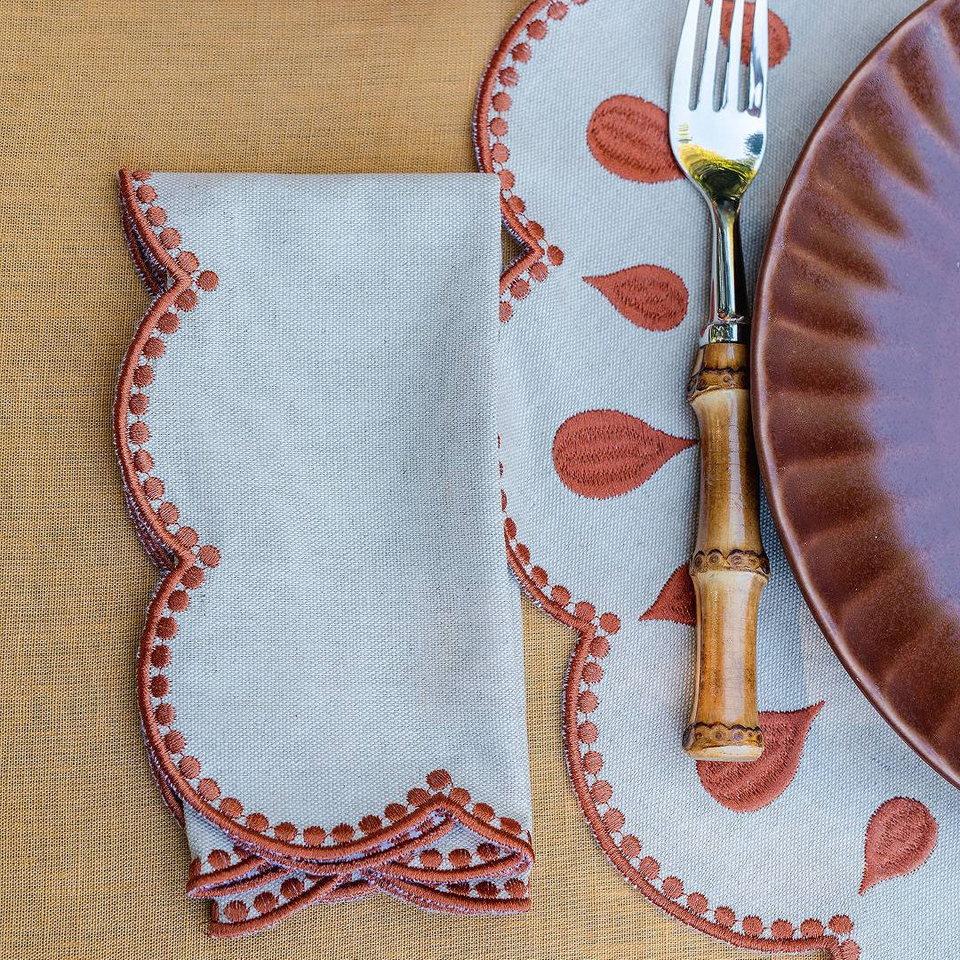 Gotas Place Setting and Napkin
