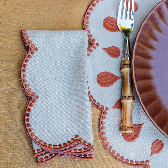 Gotas Place Setting and Napkin