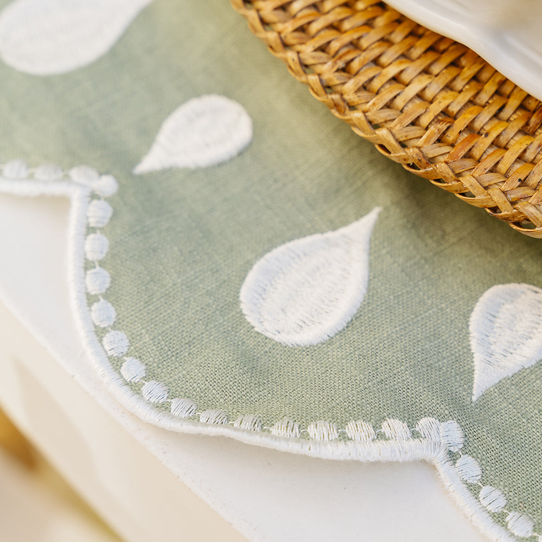 Gotas Place Setting and Napkin