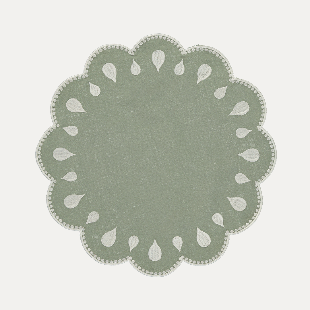Gotas Place Setting and Napkin