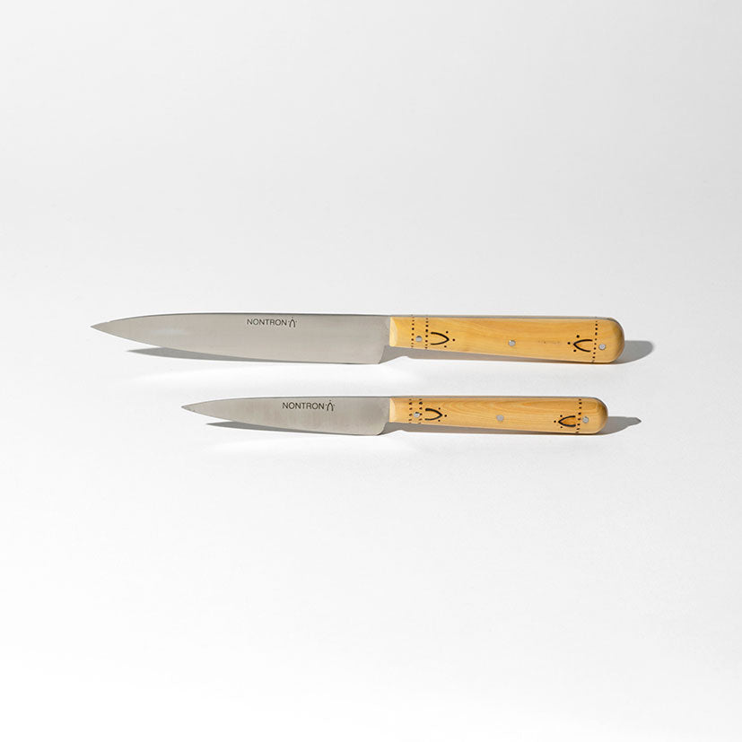 Coffret de 6 couteaux de table Nontron  buis pyrogravé, lame inox yatagan  10 cm